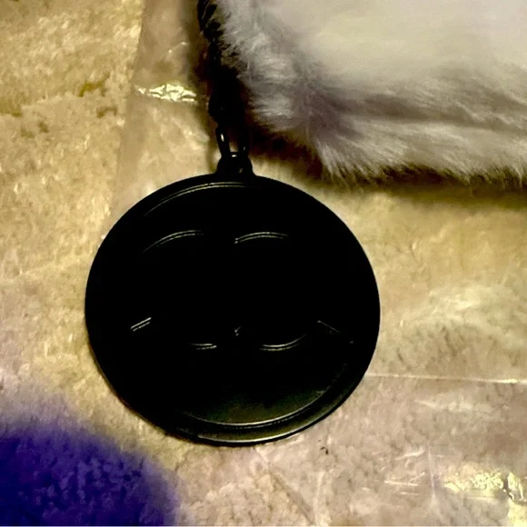 Absolutely adorable authentic rare,collectible white Chanel furry pouch/clutch. - Picture 4 of 17